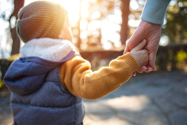 Mains enfant adulte