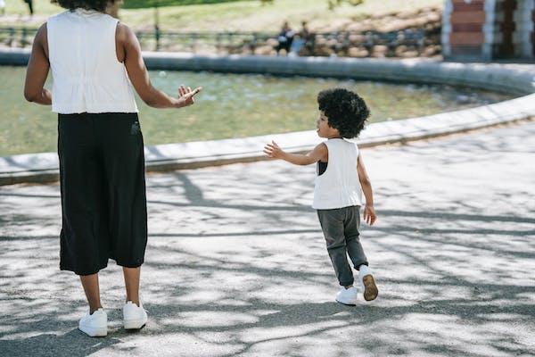 Adulte enfant mains tendues