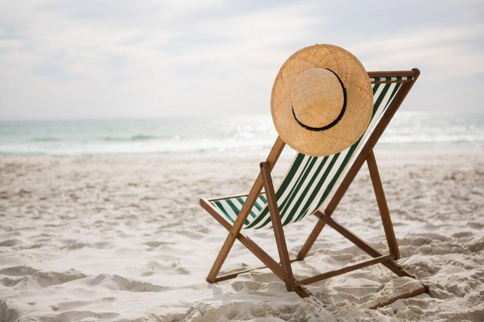 Chapeau paille chaise plage