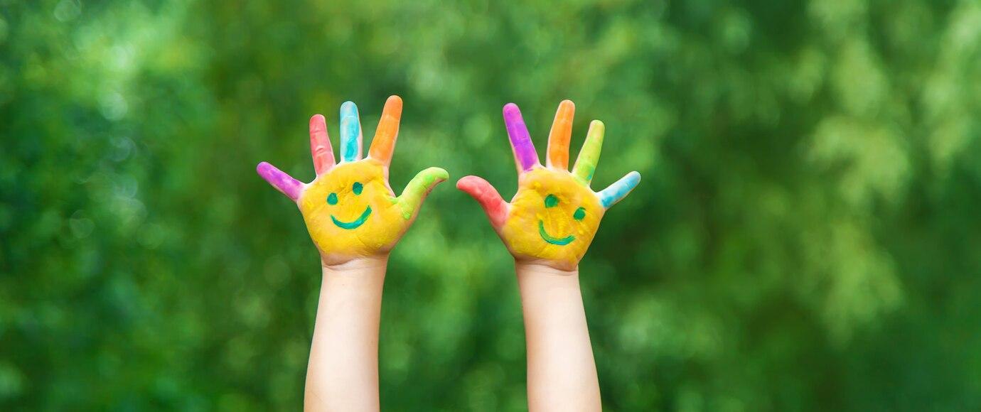 Enfant mains peint sourire