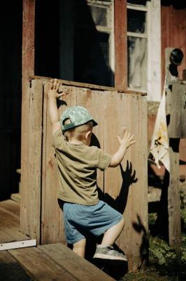 Enfant qui grimpe