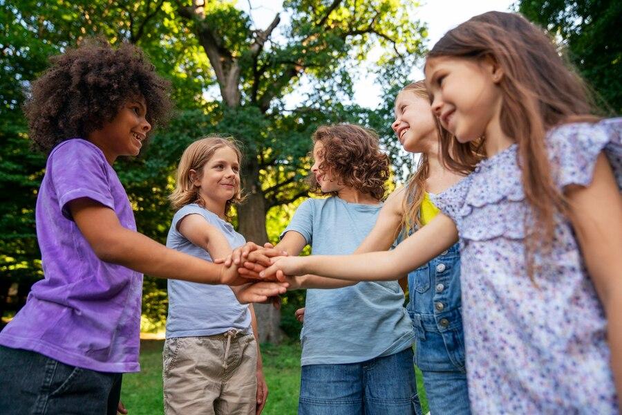 Enfants jouant ensemble